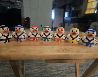 Patos personalizados con forma de patos de karate / Coleccionable impreso en 3D / Colores de cinturón personalizados — Edición para veteranos