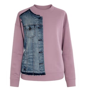 アップサイクルデニムパッチワークセーター、ハンドメイドのリメイクスウェットシャツ、サステナブルファッション、個性的なステートメントピース、ストリートスタイルコーディネート。