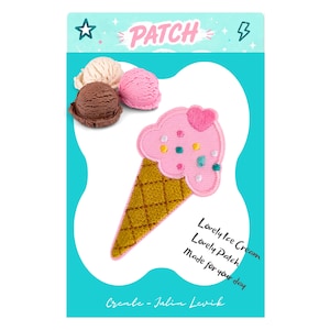 Può includere: Una toppa colorata raffigurante un cono gelato rosa con un cuore e zuccherini. La toppa è su uno sfondo turchese con la scritta "PATCH" e il testo "Lovely Ice Cream, Lovely Patch, Made for your day".
