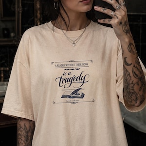 T-shirt | Een lezer zonder hun boek is een tragedie | Donkere, romantische, comfortabele kleuren: 1717