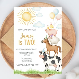 Könnte beinhalten: Eine Geburtstagseinladungskarte mit einer gelben Sonne, blauen Wolken und einem Stapel Bauernhoftiere wie Kuh, Pferd, Schaf, Schwein und Küken mit Partyhüten. Der Text lautet: OINK-CLUCK-BAA-MOO! James is TWO! PLEASE JOIN US AS WE CELEBRATE.
