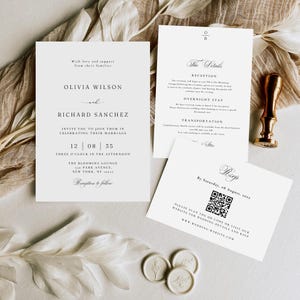 Könnte beinhalten: Ein weißes Hochzeitseinladungs-Set bestehend aus drei rechteckigen Karten mit schwarzer Serifenschrift und Schreibschrift. Die Haupteinladung nennt Olivia Wilson und Richard Sanchez, dazu eine Detailkarte und eine RSVP-Karte mit QR-Code. Ein goldener Wachssiegelstempel liegt bei.