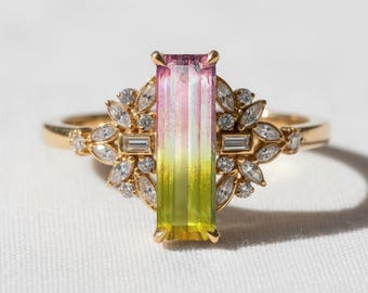 Anillo de oro de 14 quilates con turmalina y diamantes, diseño floral con piedras preciosas bicolores.