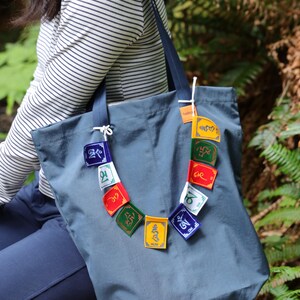 Mini tibetische Gebetsfahne Rucksack-Anhänger, handgefertigte Nepal-Om Mani Padme Hum-Flaggen-Dekoration - Nepal-Souvenir Bild 6