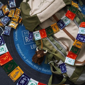 Mini portachiavi con bandiera di preghiera tibetana per zaino – Decorazione fatta a mano con bandiera Om Mani Padme Hum del Nepal – Souvenir del Nepal