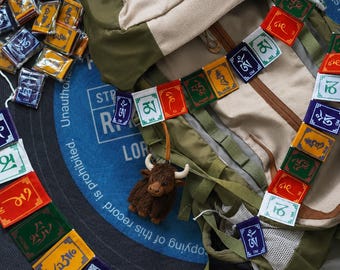 Miniatura de Bandeira Tibetana de Oração para Mochila – Decoração Artesanal da Bandeira Om Mani Padme Hum do Nepal – Lembrança do Nepal