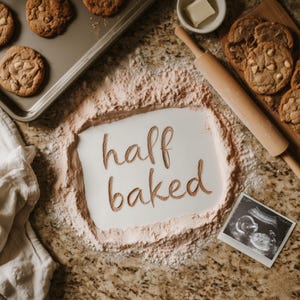 Plantilla digital de anuncio de embarazo a medio hornear / Foto divertida de revelación de bebé horneada / Canva editable / Revelación de embarazo en redes sociales