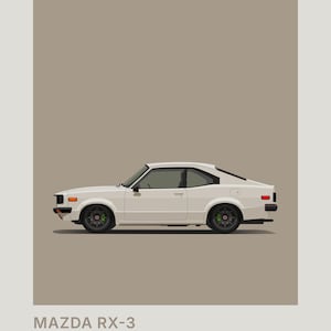 Può includere: Illustrazione di una Mazda RX-3 bianca su sfondo neutro. L'auto ha ruote nere con dettagli verdi e una striscia nera. Il testo in alto recita "SCALE MOTORWORKS" e in basso "MAZDA RX-3 1972 - ROTARY OUTLAW".
