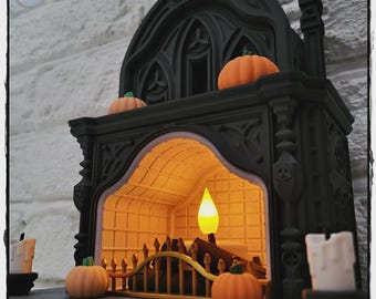 Puede incluir: Una chimenea decorativa negra con calabazas naranjas y una vela LED parpadeante en el interior. La chimenea tiene una parte superior arqueada y detalles intrincados, creando un tema de Halloween espeluznante. Dos velas blancas están a cada lado.