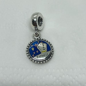 Könnte beinhalten: Ein silberner Charm mit blauem Emaille-Hintergrund, der ein weißes Laternen-Design und das Wort "TAIWAN" zeigt. Der Charm hat einen Perlenrand und eine Silberschlaufe zur Befestigung.