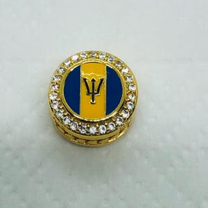 Barbados exklusiva flaggknappberlock/Rund guldberlock med flagga/Reseberlocker|Födelsedagspresenter|Smycken i 925 sterlingsilver/Med presentask