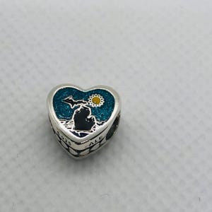 Charm de corazón con mapa de Michigan de Pandora / Regalo de viaje / Joyería de plata de ley S925 / Pulsera con charms / Caja de regalo gratis