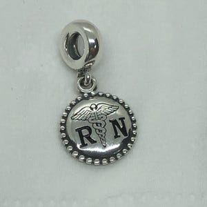 Pandora Nurse RN Exklusiv berlock/Resehänge|Födelsedagspresent|Smycken i 925 sterlingsilver|Berlockarmband|Gratis presentask