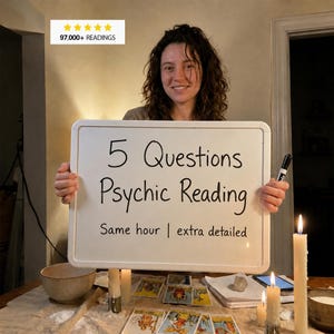 Op de afbeelding: Een wit rechthoekig whiteboard met zwarte tekst 5 Questions Psychic Reading, Same hour | extra detailed. Het bord wordt omhoog gehouden en de tekst 97,000+ READINGS met vijf gele sterren is zichtbaar in de linkerbovenhoek.