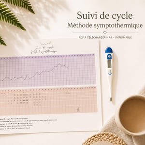 May include: A fertility chart titled "Suivi de cycle" and subtitled "Méthode symptothermique". A digital thermometer and a cup of coffee are next to the chart. The chart has a purple and pink grid with a line graph. A fern and a notebook are also in the image.