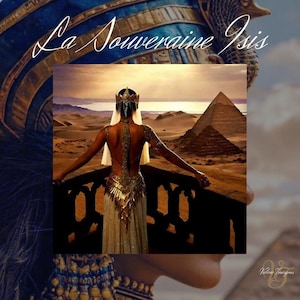 Puede incluir: Representación artística de una mujer con un elaborado vestido y tocado dorados, de pie en un balcón con vistas a un paisaje desértico con pirámides. La imagen tiene el texto "La Souveraine Isis" en escritura elegante.