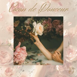 Puede incluir: Imagen cuadrada con un brazo sosteniendo una rosa color crema. La imagen está rodeada de rosas y pétalos rosas, con el texto dorado "Cocon de Douceur" en la parte superior. La estética general es suave y romántica.