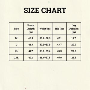 Peut inclure: Un tableau des tailles pour pantalons, avec des mesures en pouces. Le tableau comprend les tailles M, L, XL et 2XL, d&eacute;taillant la longueur du pantalon, la taille, les hanches et l'ouverture des jambes. Le texte "SIZE CHART" est en haut.