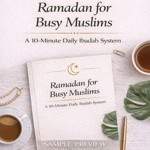 Könnte beinhalten: Ein Buch mit dem Titel "Ramadan for Busy Muslims" mit einem Mond- und Stern-Design. Das Buch liegt auf einer hellen Oberfläche, begleitet von einer Tasse Kaffee, einem Stift und Gebetsketten. Der Text "A 10-Minute Daily Ibadah System" ist ebenfalls sichtbar.