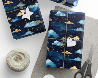 Papel de regalo celestial con nubes y estrellas, azul oscuro, estilo bohemio, ideal para cumpleaños infantiles y festividades.