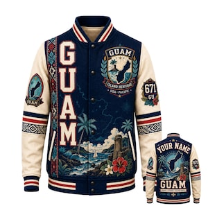 Peut inclure: Une veste universitaire bleu marine et crème ornée de motifs sur le thème de Guam, incluant des palmiers, un phare, un voilier et des fleurs d'hibiscus. Le devant affiche le texte GUAM verticalement et un écusson avec GUAM ISLAND HERITAGE USA PACIFIC.