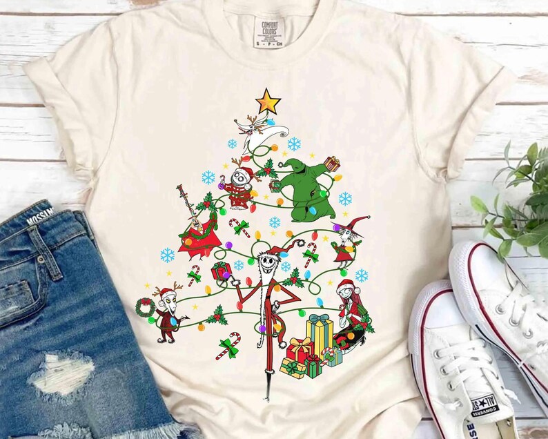 以下が含まれることがあります： クリーム色、ライトグレー、ダークグレーの3色の、まだら模様のマット仕上げのセラミックマグのセット。各マグはシンプルでミニマルなデザインで、丸みを帯びたハンドルが付いています。