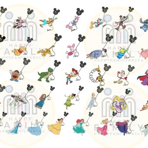Puede incluir: Ilustraciones de personajes de dibujos animados, cada uno sosteniendo un globo negro con forma de Mickey Mouse con el n&uacute;mero 3. Los personajes incluyen Mickey Mouse, Winnie the Pooh y princesas de Disney. Tambi&eacute;n es visible el texto "HAPPY FAMILY ARTCA".