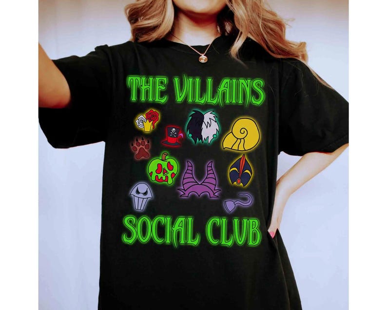 Puede incluir: Camiseta negra con el texto "THE VILLAINS SOCIAL CLUB" en verde ne&oacute;n. La camiseta presenta iconos de dibujos animados coloridos de varios villanos. Una camiseta divertida y elegante para los fan&aacute;ticos de los villanos animados cl&aacute;sicos.