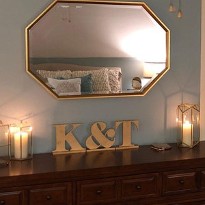 Letras de boda en un soporte, decoración de mesa de boda, letras de pie, recortes de iniciales de madera plateada, decoración del hogar para enamorados, regalo para parejas