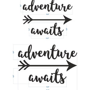Może przedstawiać: Czarna drewniana grafika ścienna z napisem "adventure awaits" w kursywie, ze strzałką. G&oacute;rny tekst ma szerokość 49,5 cm, a dolny 32,8 cm. Wysokość g&oacute;rnego i dolnego tekstu wynosi 12,7 cm.