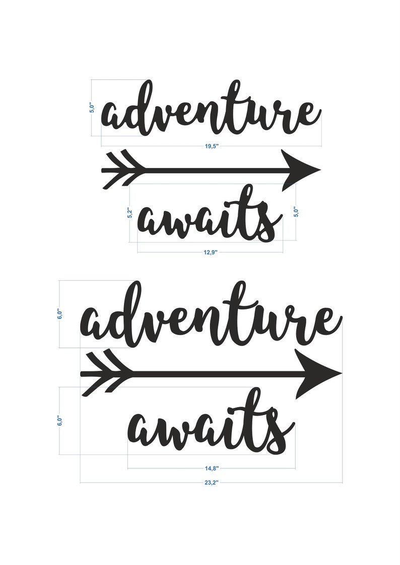 Może przedstawiać: Czarna drewniana grafika ścienna z napisem "adventure awaits" w kursywie, ze strzałką. G&oacute;rny tekst ma szerokość 49,5 cm, a dolny 32,8 cm. Wysokość g&oacute;rnego i dolnego tekstu wynosi 12,7 cm.