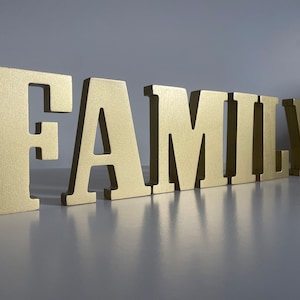 Letras FAMILIARES doradas, decoración FAMILIAR independiente, decoración de repisa de madera contrachapada, letras familiares de pie o de pared, arte de pared familiar en 3D, letrero de decoración del hogar