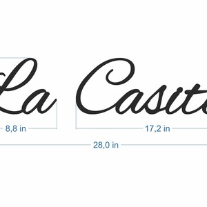 K&ouml;nnte beinhalten: Schwarze kursive Schrift, die "La Casita" lautet, mit Ma&szlig;en in Zoll. Die Schrift ist 6 Zoll hoch, 8,8 Zoll breit f&uuml;r "La" und 17,2 Zoll breit f&uuml;r "Casita". Die Gesamtbreite der Schrift ist 28 Zoll.