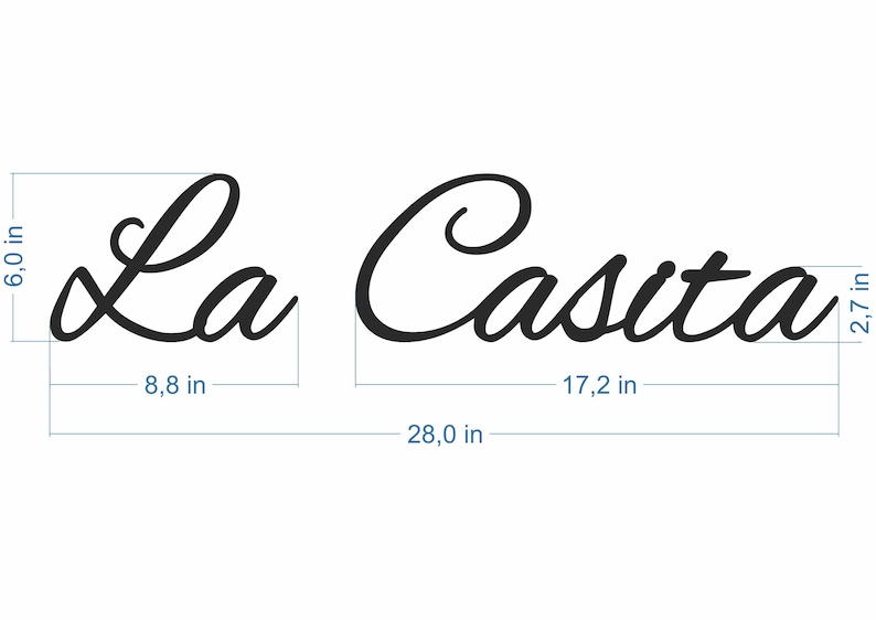 K&ouml;nnte beinhalten: Schwarze kursive Schrift, die "La Casita" lautet, mit Ma&szlig;en in Zoll. Die Schrift ist 6 Zoll hoch, 8,8 Zoll breit f&uuml;r "La" und 17,2 Zoll breit f&uuml;r "Casita". Die Gesamtbreite der Schrift ist 28 Zoll.