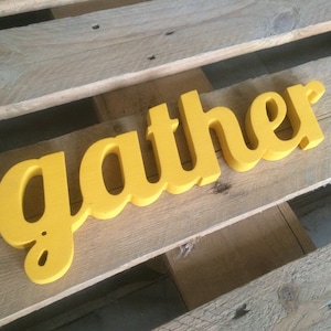 Letrero amarillo, decoración de pared de cocina, letrero Gather, letras de madera para decoración de pared de cocina rústica, arte de pared de cocina de estilo rústico en amarillo