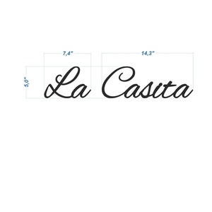 K&ouml;nnte beinhalten: Schwarzes Schild in kursiver Schrift mit der Aufschrift "La Casita" mit den Ma&szlig;en 18,8 cm x 36,3 cm.