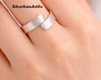 Anillo abierto de plata de ley 925, banda ajustable minimalista cepillada, joyería moderna con superposición.