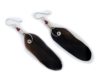 Ravens Blood - Crow feather earrings with red grenade. Handmade by Federkram