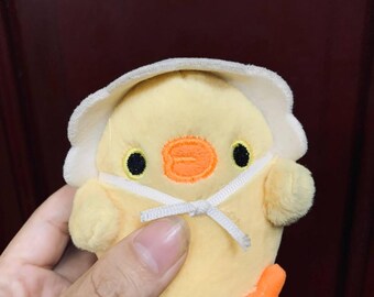 ひよこのぬいぐるみ – 葉っぱの帽子とぶらぶらの脚がかわいい黄色の