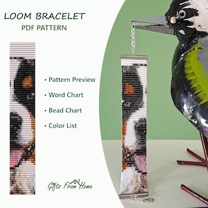 Op de afbeelding: Een weefarmband PDF-patroon met een kralendiagram, woordgrafiek en kleurenlijst. Het ontwerp toont een hondengezicht in zwarte, witte, bruine en roze kralen. Tekst: LOOM BRACELET PDF PATTERN, Pattern Preview, Word Chart, Bead Chart, Color List, Gifts From Home.