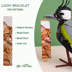 Op de afbeelding: Een loom armband PDF-patroon met een kattenontwerp, inclusief de tekst LOOM BRACELET PDF PATTERN, Pattern Preview, Word Chart, Bead Chart, Color List en Gifts From Home. Een kralenarmband met een kattenafbeelding hangt aan een metalen vogel.