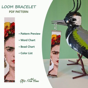 Op de afbeelding: Een loom armband PDF-patroon met een portret van een persoon met bloemen in het haar. Het ontwerp bevat een patroonvoorbeeld, woordgrafiek, kraalgrafiek en kleurenlijst. De armband hangt aan de snavel van een metalen vogelsculptuur.
