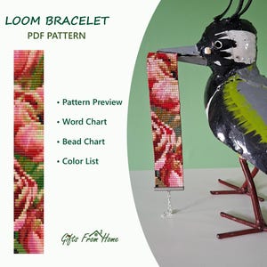 Op de afbeelding: Een digitaal PDF-patroon voor een weefgetouw-armband met een bloemmotief in roze, rode en groene tinten. De afbeelding toont de tekst LOOM BRACELET PDF PATTERN, Pattern Preview, Word Chart, Bead Chart, Color List en Gifts From Home.