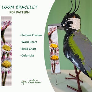 Op de afbeelding: Een PDF-patroon voor een geweven armband met een bloemmotief van gele bloemen en roze blaadjes op een witte achtergrond. De afbeelding bevat de tekst LOOM BRACELET PDF PATTERN, Pattern Preview, Word Chart, Bead Chart, Color List en Gifts From Home.