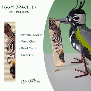Op de afbeelding: Een weefarmband PDF-patroon met een zebradesign. De afbeelding toont de tekst LOOM BRACELET PDF PATTERN, Pattern Preview, Word Chart, Bead Chart, Color List en Gifts From Home. Een metalen vogelsculptuur houdt een afgewerkte kralenarmband vast.