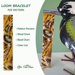 Op de afbeelding: Een weefarmband PDF-patroon met een tijgeroogontwerp in gele, oranje, zwarte en witte kralen. De afbeelding bevat de tekst LOOM BRACELET PDF PATTERN, Pattern Preview, Word Chart, Bead Chart, Color List en Gifts From Home.