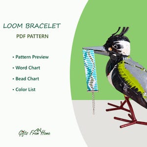 Op de afbeelding: Een loom armband PDF-patroon met een geometrisch ontwerp in turquoise, wit en goud. De tekst bevat LOOM BRACELET, PDF PATTERN, Pattern Preview, Word Chart, Bead Chart, Color List en Gifts From Home. Een metalen vogel houdt de armband vast.