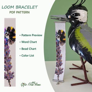 Op de afbeelding: Een loom armband PDF-patroon met een lavendel bloemmotief op een witte achtergrond. De afbeelding toont de tekst LOOM BRACELET PDF PATTERN, Pattern Preview, Word Chart, Bead Chart, Color List en Gifts From Home met een kralenarmband.