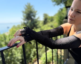 Lunghi guanti gotici senza dita, maniche nere ricamate