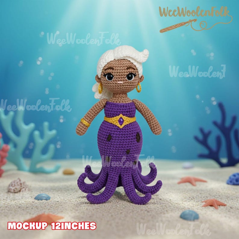 Op de afbeelding: Handgemaakte gehaakte zeemeerminnenpop met wit haar, gouden oorbellen en een paarse octopusstaart. De pop draagt een paarse jurk met een gouden riem. De tekst "MOCKUP 12 INCHES" staat onderaan. De achtergrond is een onderwaterlandschap.
